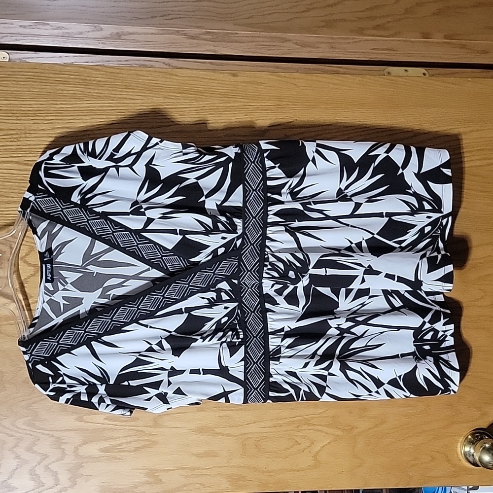 Apt 9 black and white top
